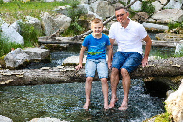 Vater und Sohn am Bach